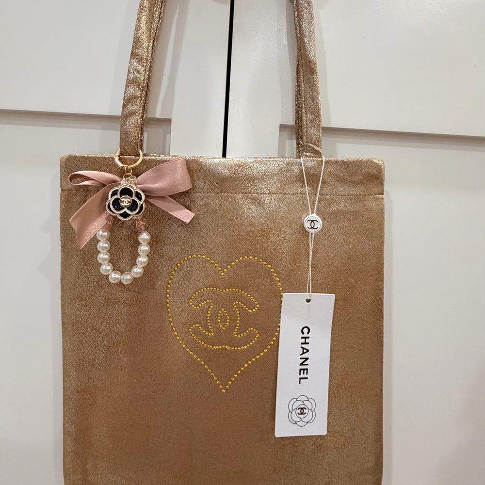 (Last one !!)Chanel  (employee exclusive)
Golden Tote Bag PLUS **Camila keychain - Picture 12 of 14